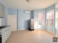 Building Photo - Lovely 1 BR 1BA w bay windows, 1 block fro...