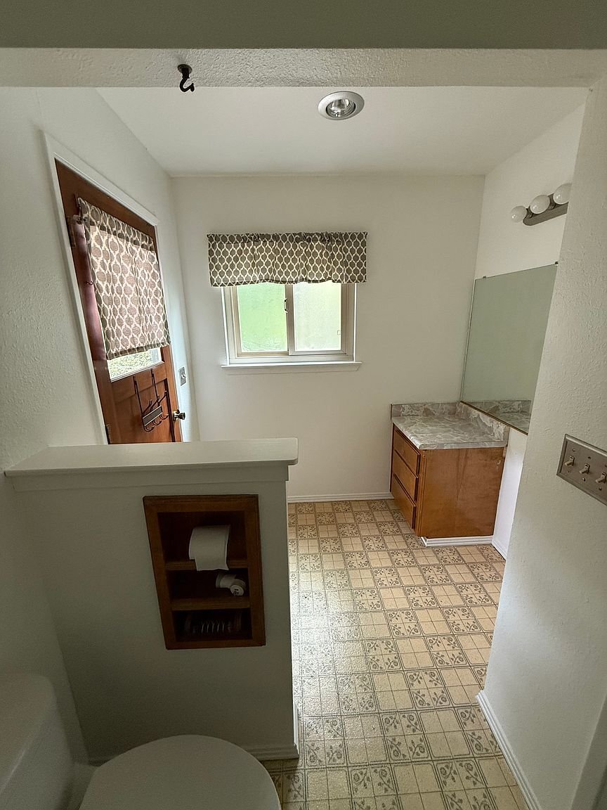 Building Photo - 561 Princeton Pl