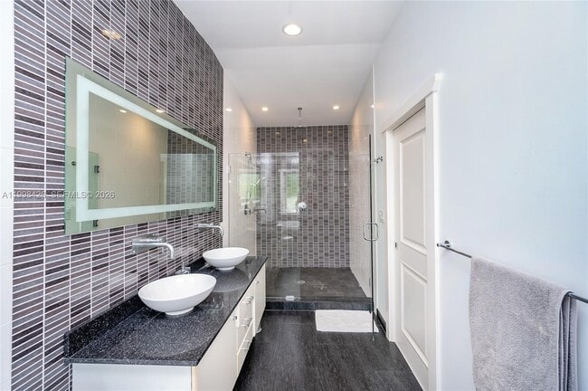 Building Photo - 1003 NE 118th St