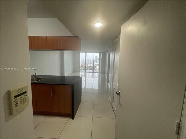 Building Photo - 1750 N Bayshore Dr