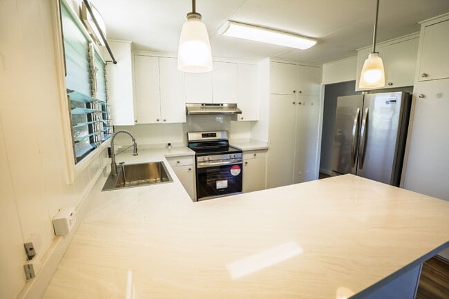 Building Photo - Welcome Home to Waimanalo!