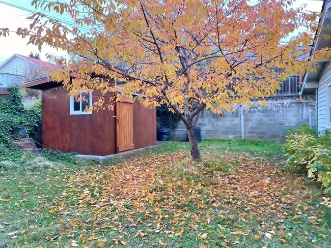 Building Photo - Adorable White Salmon Home!