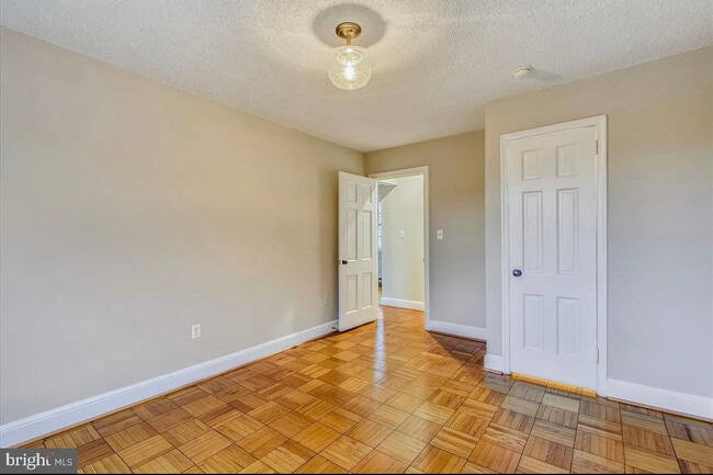 Building Photo - 1624 W Abingdon Dr