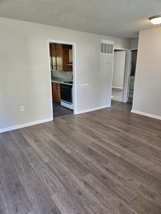 Building Photo - 2 Bedroom home for rent