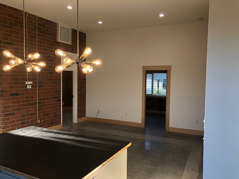 Building Photo - 330 S Cherry St