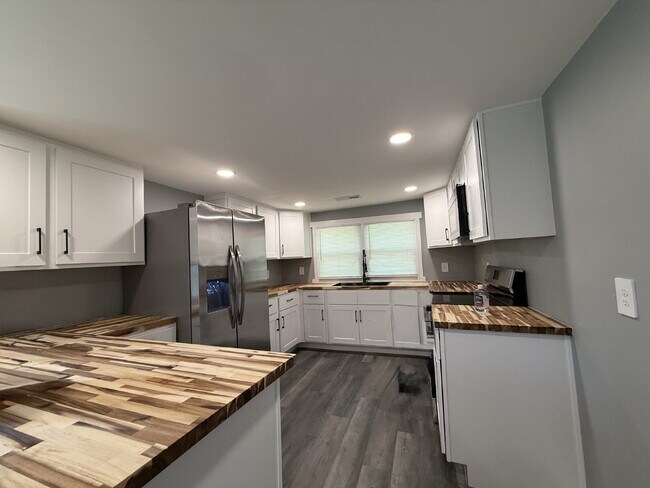 Building Photo - 2 bedroom Cozy Living with Modern Comforts!"