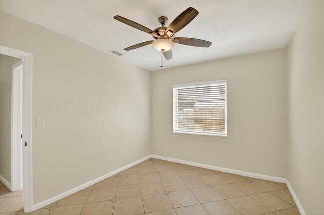 Building Photo - 5009 Spruce Ave