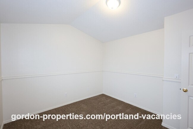 Building Photo - SE 73rd Ave - 3 bedroom townhouse in Mt Scott-Arleta neighborhood