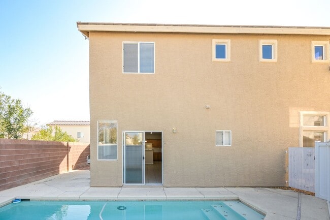 Building Photo - NW!! POOL!!!! GATED!!! Com. Park!!! Low Maintenance desert landscape front Yard. New Carpet!! Ups...