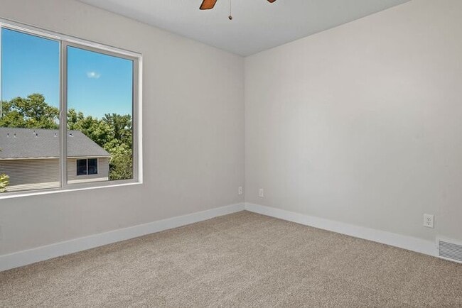 Building Photo - Spacious 3 Bed 3.5 Bath Townhome in Murray...
