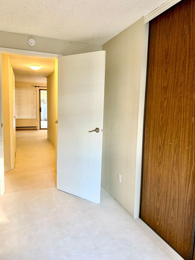 Building Photo - 1 BD 1 BA Kirkland Ground Floor Condo with Private Covered Patio