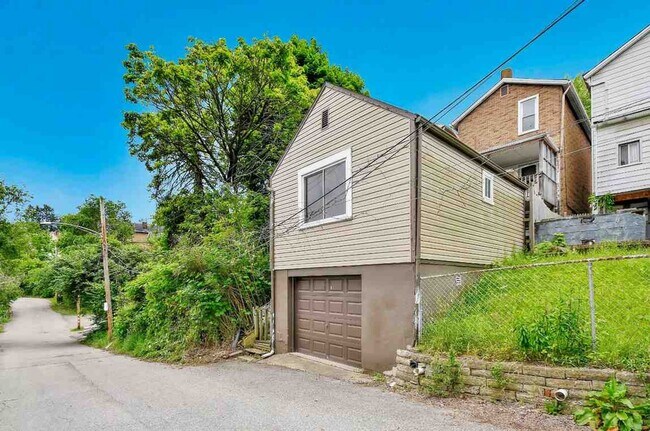 Building Photo - 1423 Ridge Ave