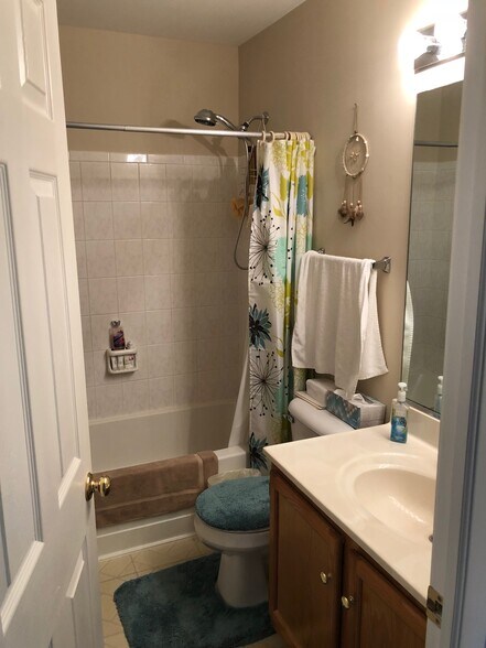 Master bath - 103 Capella Ct
