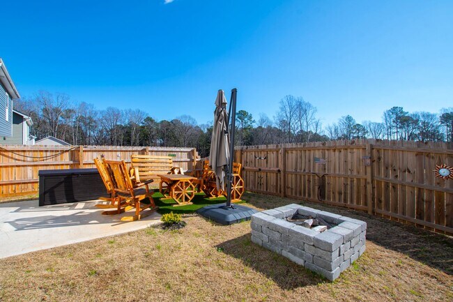 Building Photo - Like New 3 Bedroom Home Walk to DT Clayton!