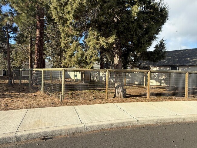 Building Photo - 950 W Felicity Ln