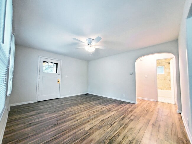 Building Photo - 3 Bed - 1 Bath Colonial for Rent | Complet...