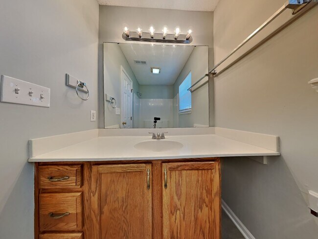 Building Photo - Charming 4-Bed Home in Kansas City with Garage Parking