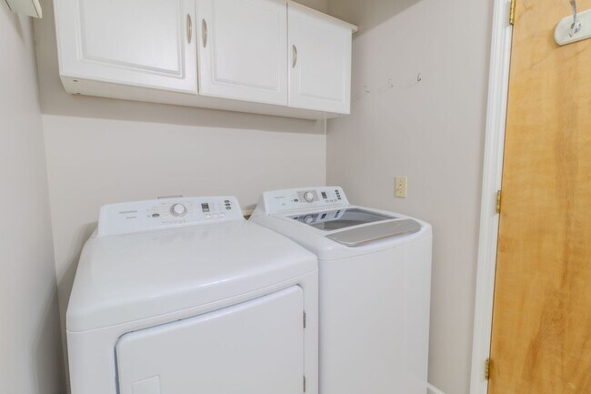 Building Photo - Woodsy Retreat in Lake Ann