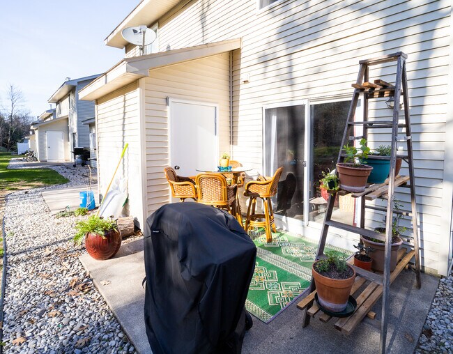 Building Photo - 3797 Vale Dr