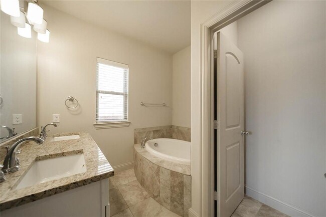 Building Photo - 2745 Troutt Dr