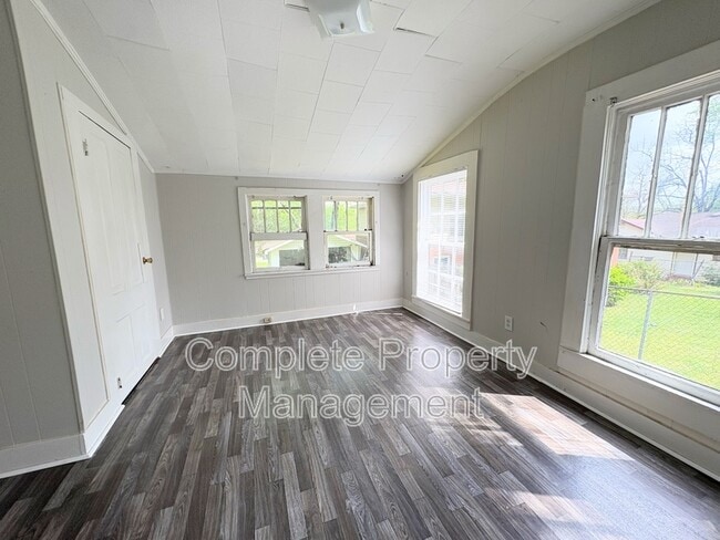 Building Photo - 1015 11th St N