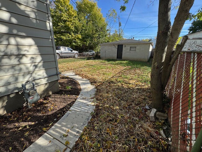 Building Photo - 384 Clarendon Ave