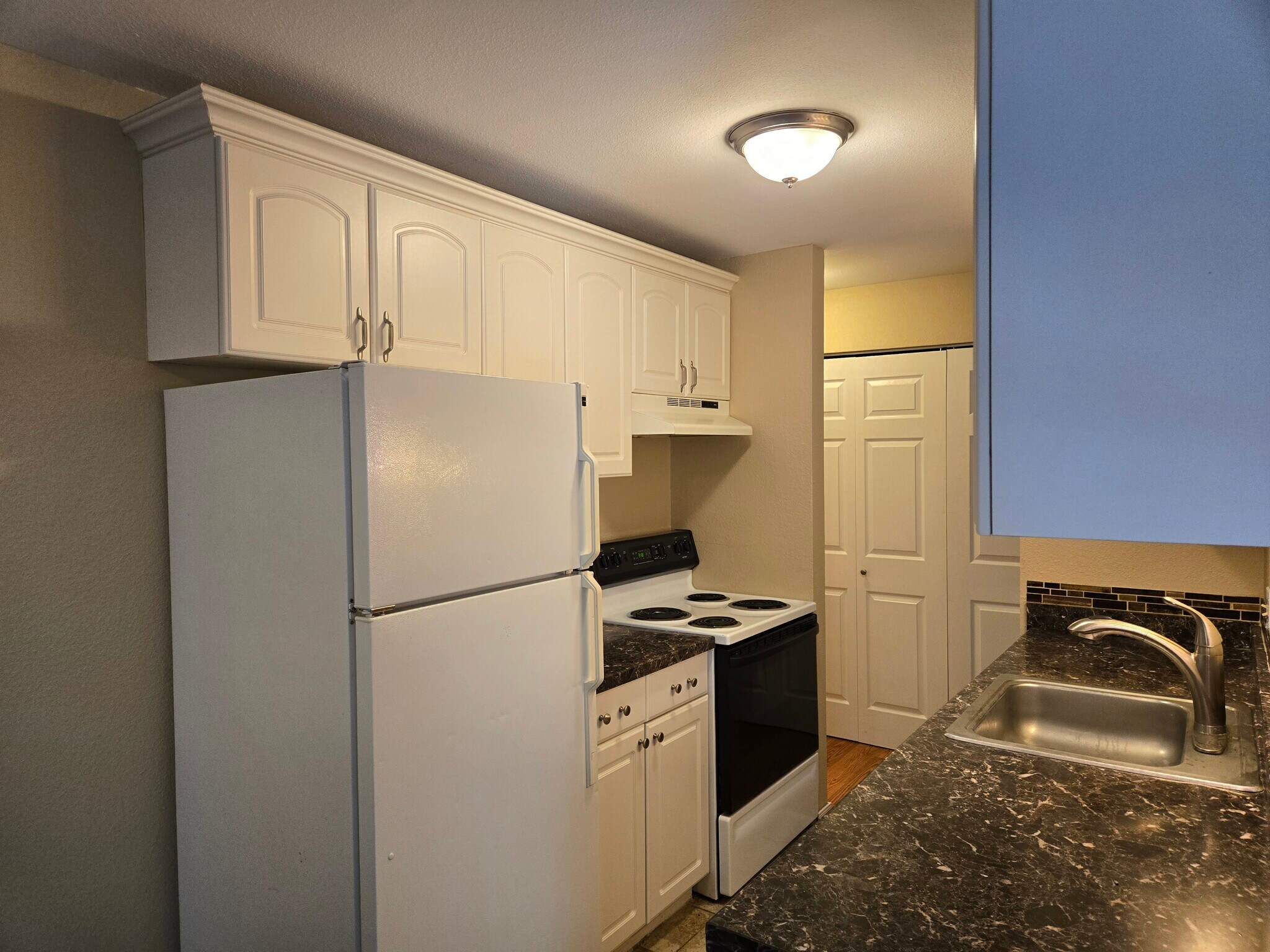Building Photo - 2325 S Linden Ct