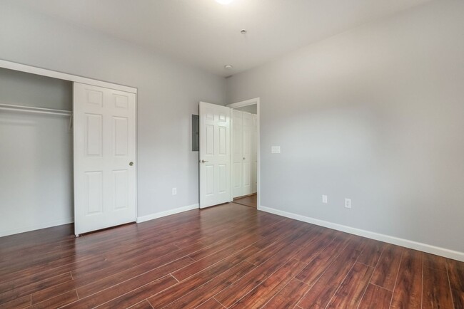 Building Photo - Cute 2 bedroom Condo for rent Located in g...