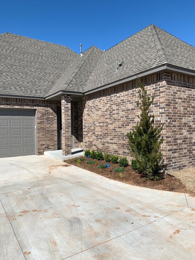 Building Photo - 3 bed, 2.5 bath home in sought after gated...