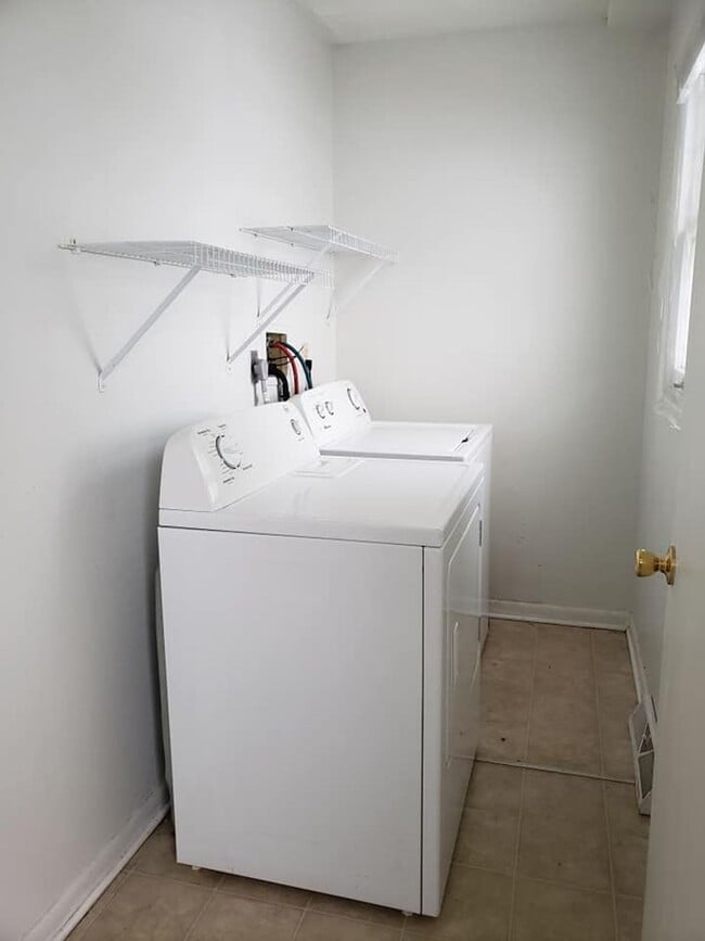 Building Photo - Anderson1724