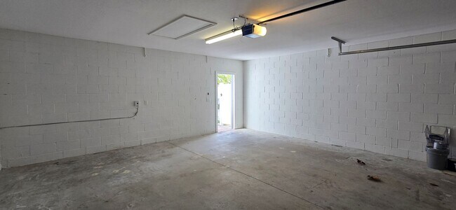 Building Photo - Stunning 2/2.5 Townhome in Beacon Park! Fresh Paint, New Carpets, Available Now!