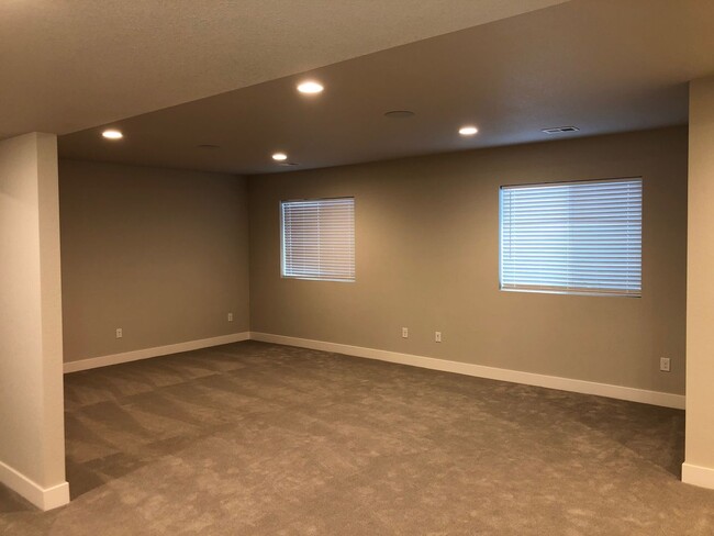 Building Photo - Main Floor Primary Bedroom