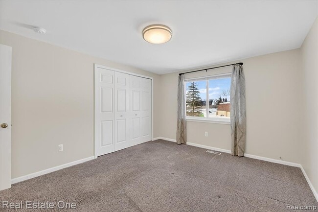 Building Photo - 874 N Main St