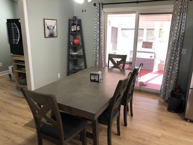 Dining area - 12898 Lincoln Lake Ct