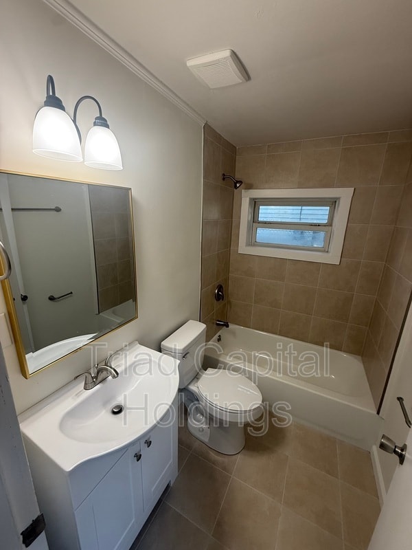 Building Photo - 832 E Brookline St