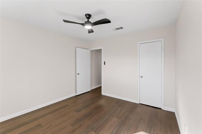 Building Photo - 903 E Logan St