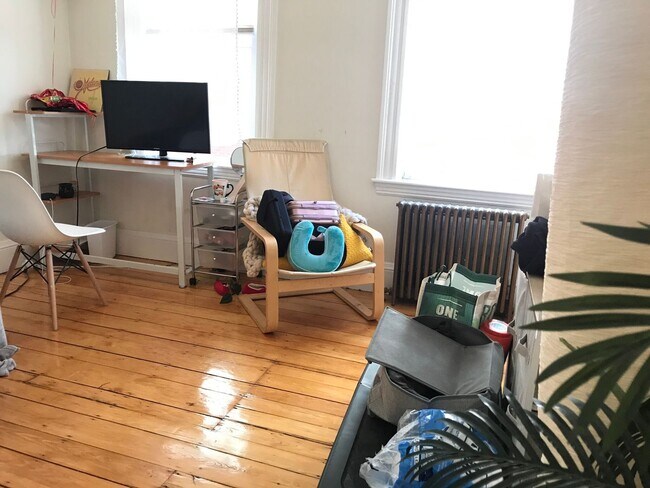Building Photo - Huge 3 bed with in-unit laundry.