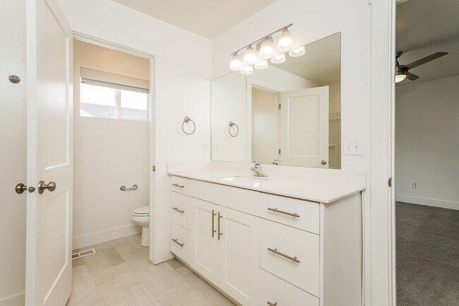 Building Photo - Beautiful 3 Bed, 2.5 Town Home! Available Now! See Our 3D Tour of This Property! Available NOW!