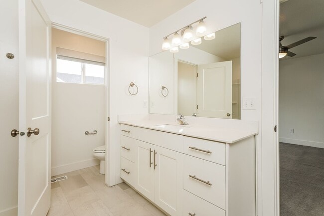 Building Photo - Beautiful 3 Bed, 2.5 Town Home! Available Now! See Our 3D Tour of This Property!