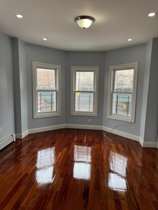 Building Photo - 820 E 216th St