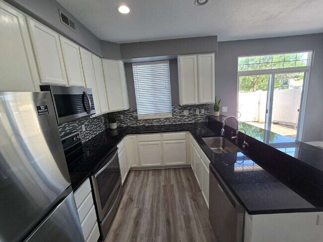 Building Photo - "Charming 3-Bed Townhouse Retreat in North...