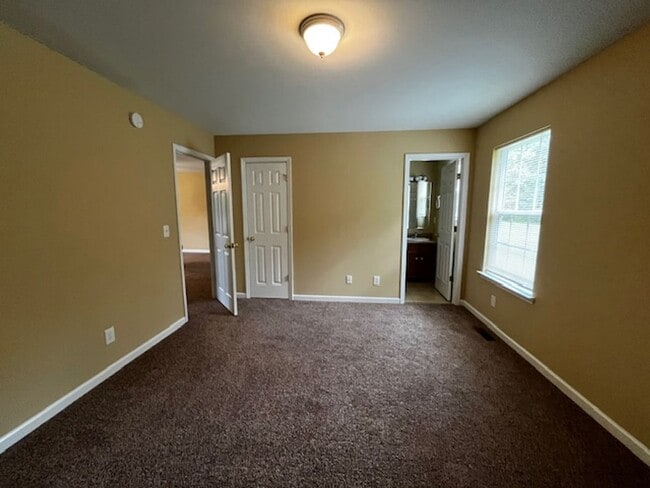 Building Photo - 2 Bedroom 2 Bath Duplex with Garage