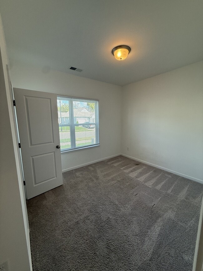 Building Photo - 702 Samuel Dr
