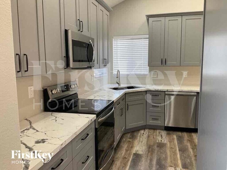 Building Photo - 13034 W Ash St