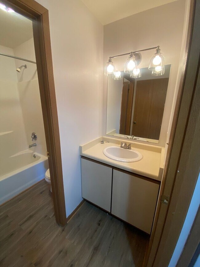 Building Photo - Private Entry Lower 2 Bedroom Apartment!