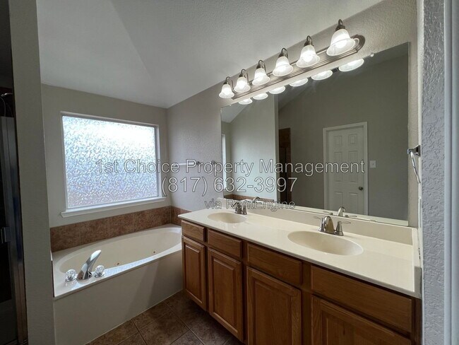 Building Photo - 405 Willow Vista Dr