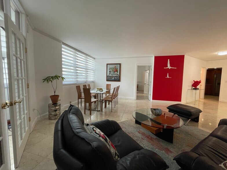 Building Photo - 999 Brickell Bay Dr