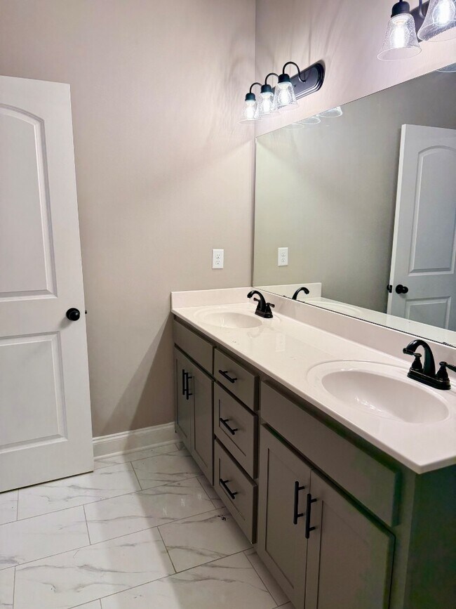 Building Photo - 4397 Ravenwood Park W