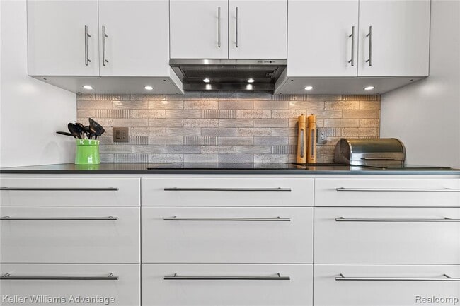 Building Photo - 284 Eliot St