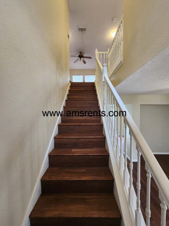 Building Photo - Delightful 3 bedroom 2.5 bath House